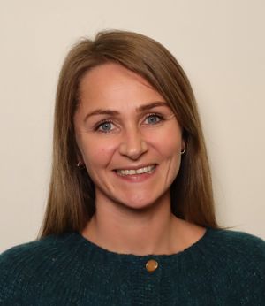 et nærbilde av en person som smiler et nærbilde av en person som smiler