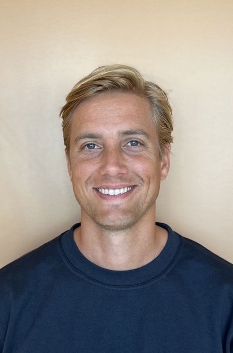 en person som smiler til kameraet