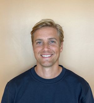 en person som smiler til kameraet en person som smiler til kameraet