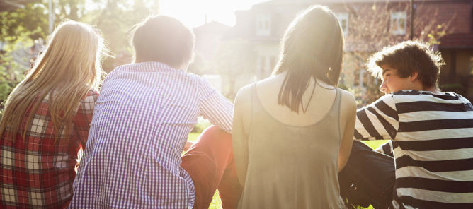 Gjeng med ungdom sitter i solen. Foto: NTB scanpix