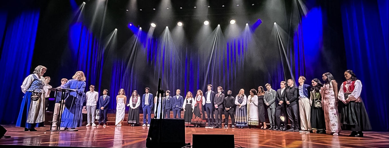 en gruppe mennesker på en scene en gruppe mennesker på en scene