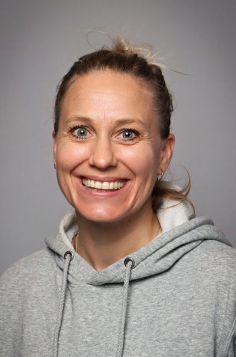 en person som smiler til kameraet