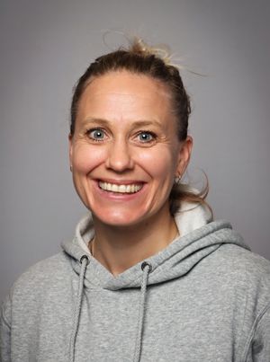 en person som smiler til kameraet