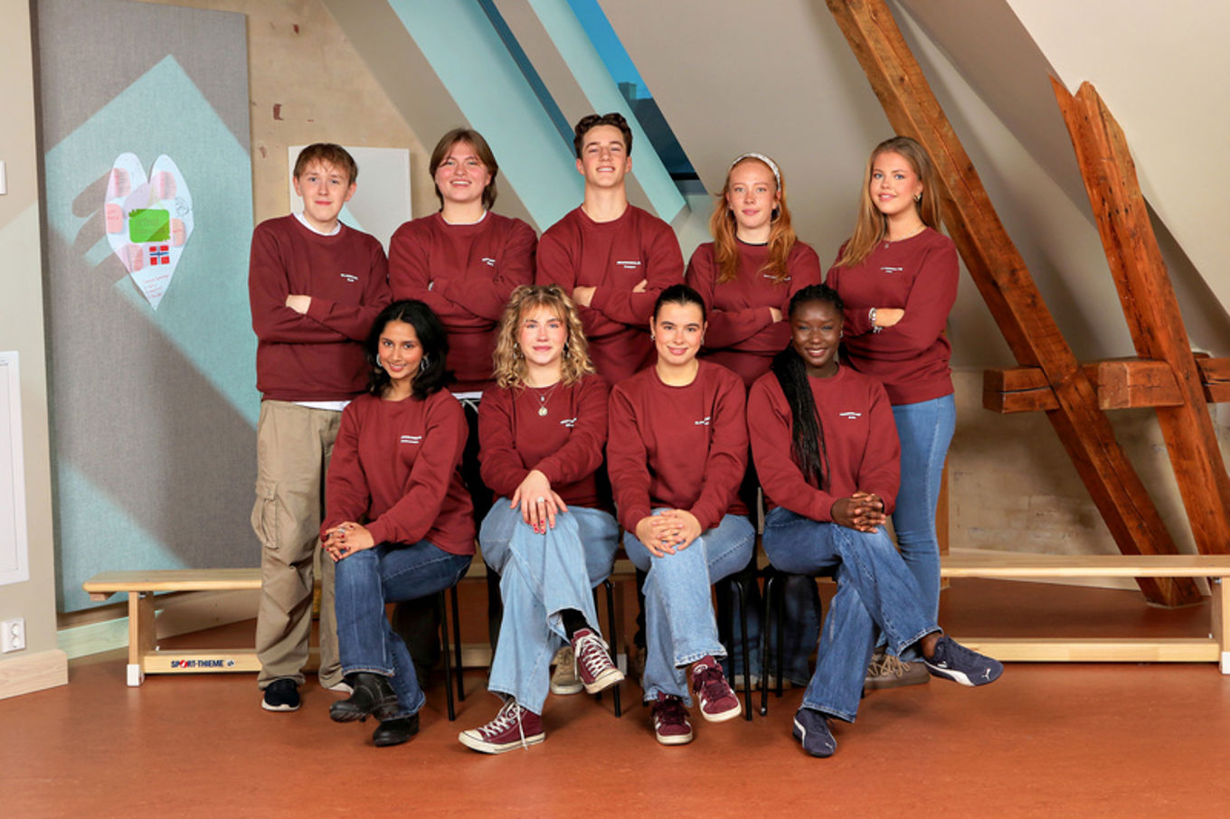 en gruppe mennesker som poserer for et bilde