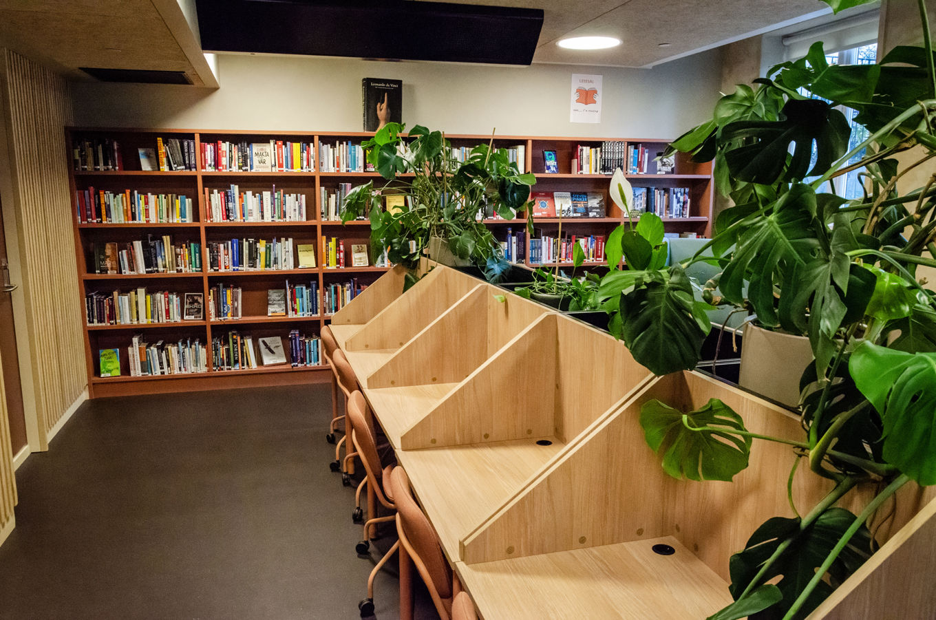 et bibliotek med bøker i hyllene