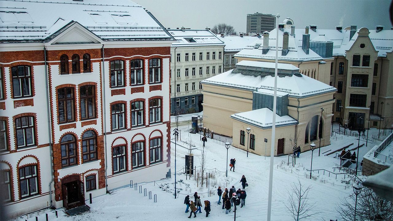 En gruppe mennesker som går på en snødekt gate