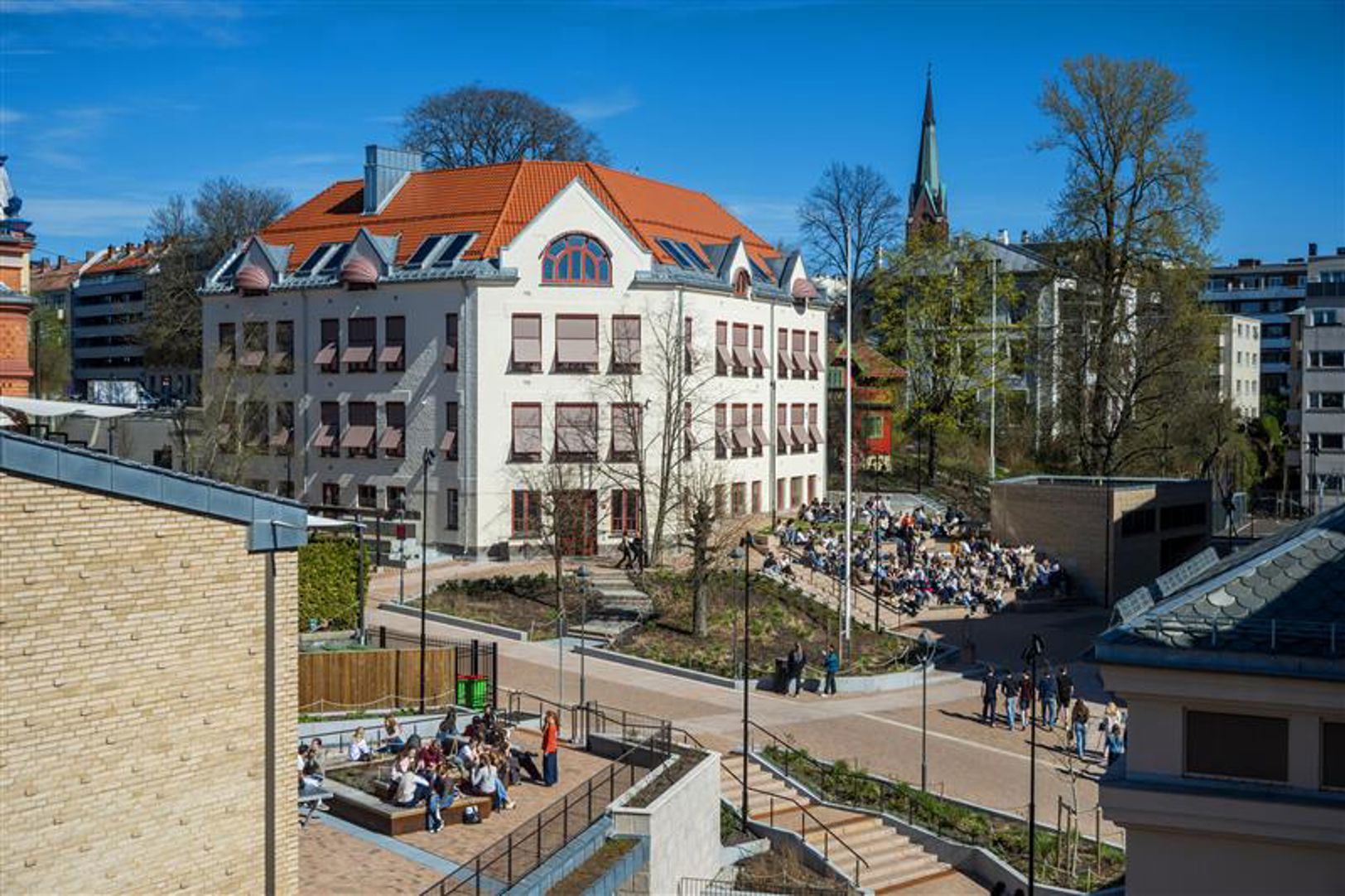 En stor bygning med rødt tak